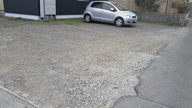 亀川中央町月極駐車場