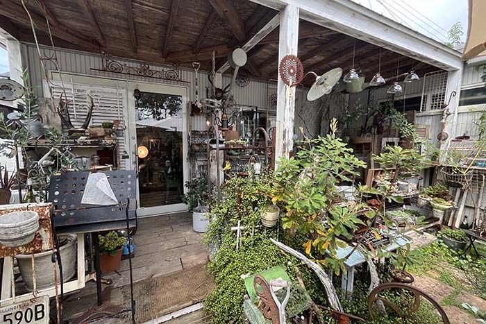 松岡エリア」でレトロなアンティーク雑貨店と、由緒ある神社をめぐる