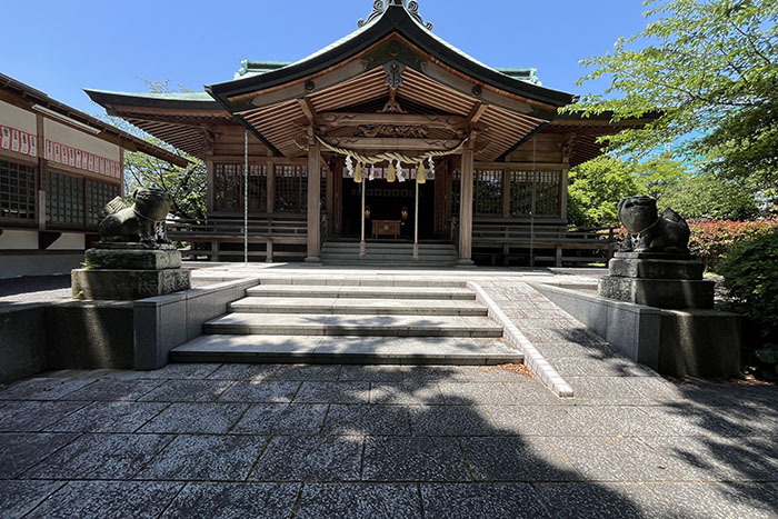 地域を見守り癒す「吉弘神社」と、居心地の良いカフェでほっこりランチ
