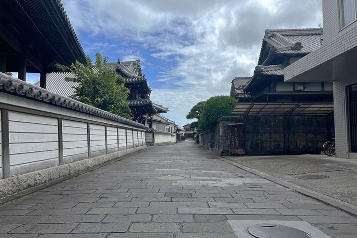 臼杵城下町で愛される『お好み焼き 満月』。ボリューム満点の一枚で、まんまる笑顔に