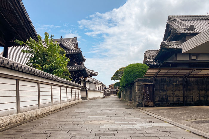 明治時代を代表する歌人・俳人との縁をもつ老舗の茶房「ふしみや」